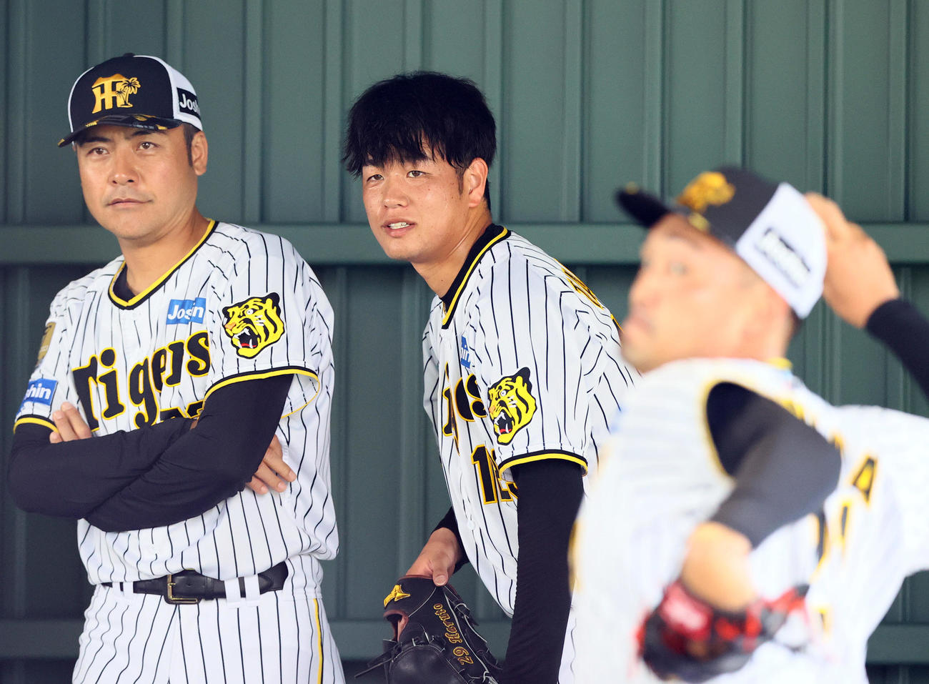 ブルペンで投球を終えた阪神高橋（中央）は笑顔を見せる（撮影・上山淳一）
