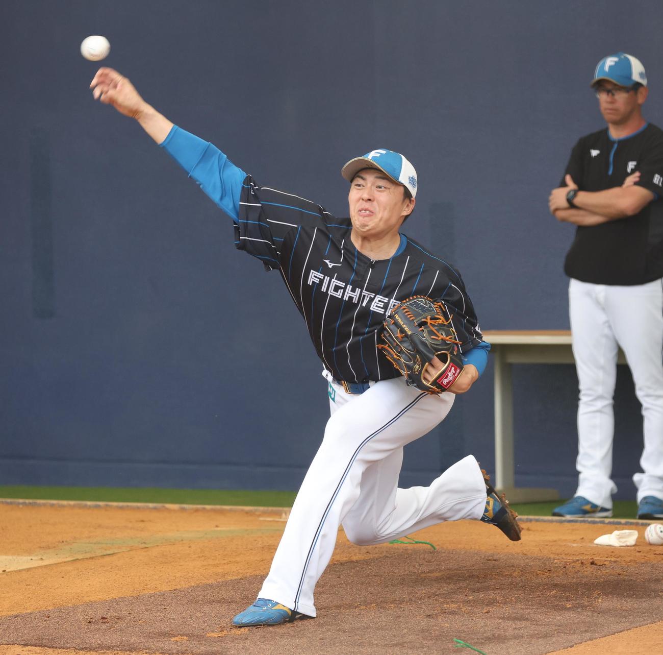 ブルペンで投球する日本ハム田中正（撮影・黒川智章）