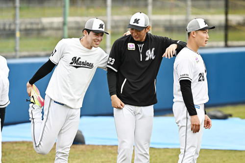 ウオーミングアップ前にストレッチするロッテ佐々木（左）と河村（中央）、菊地（撮影・滝沢徹郎）