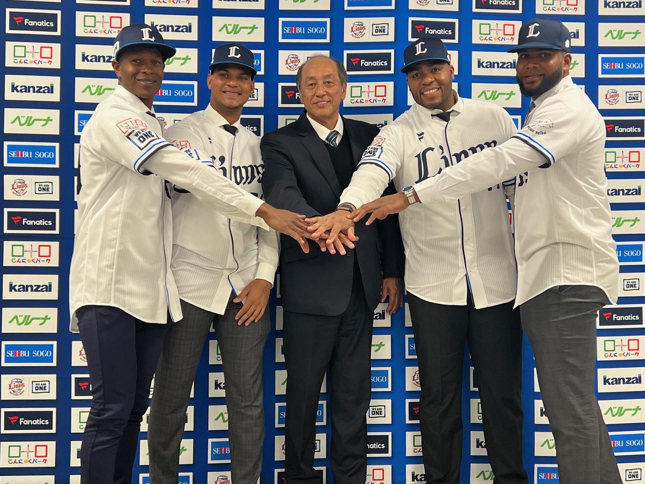 西武渡辺久信GM（中央）を囲む新外国人選手。左からヤン、アブレイユ、アギラー、コルデロ（撮影・金子真仁）