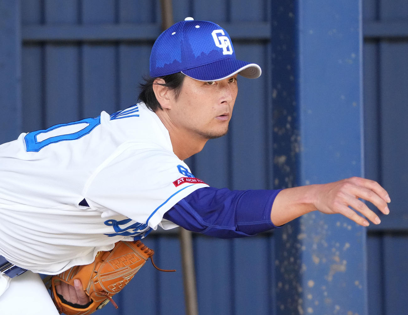 ブルペンに入り投球練習をする涌井（撮影・森本幸一）