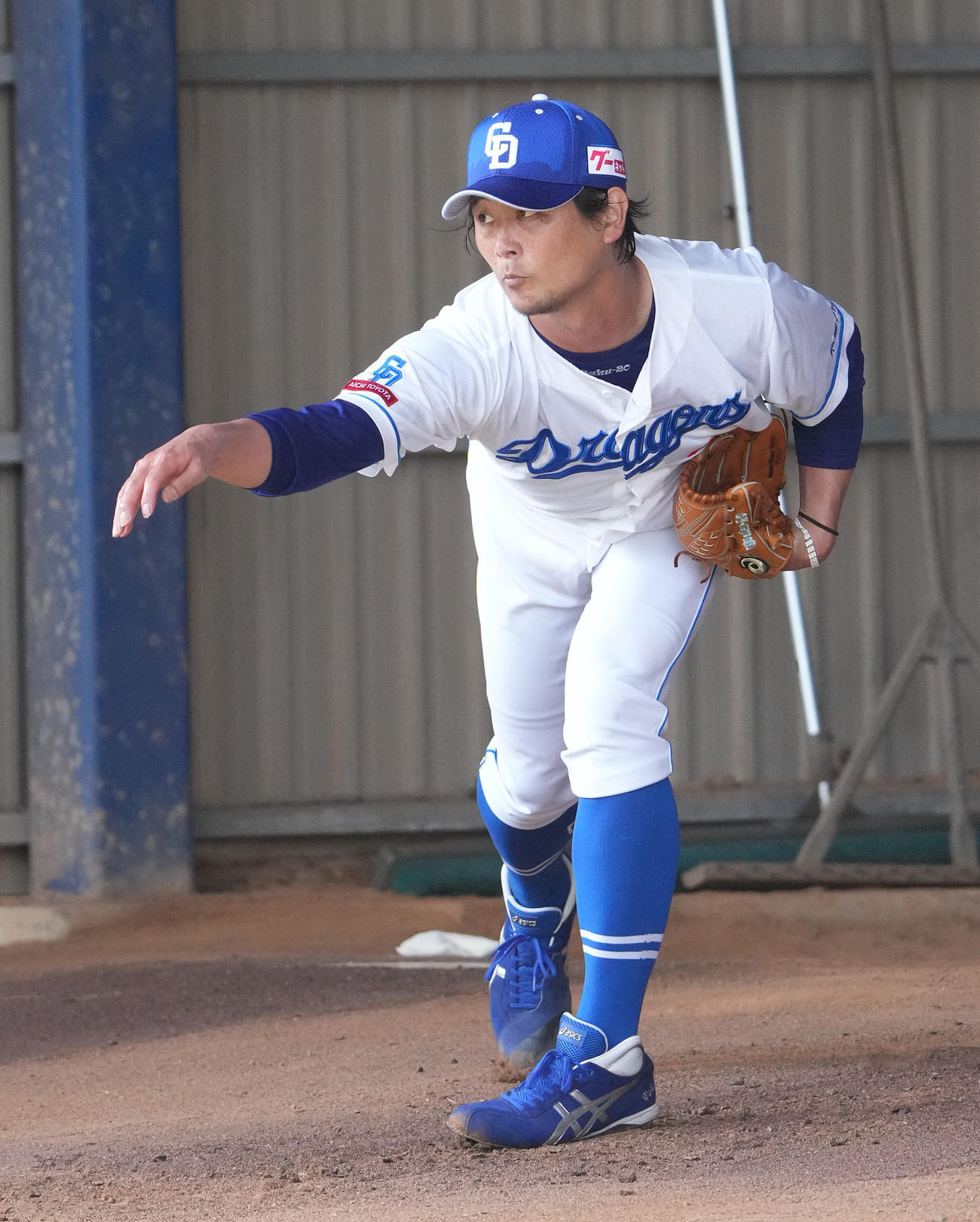 ブルペンに入り投球練習をする涌井（撮影・森本幸一）