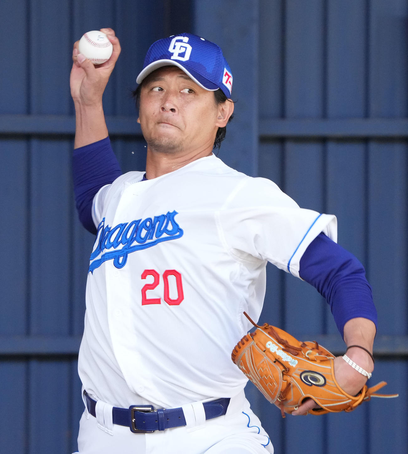ブルペンに入り投球練習をする涌井（撮影・森本幸一）