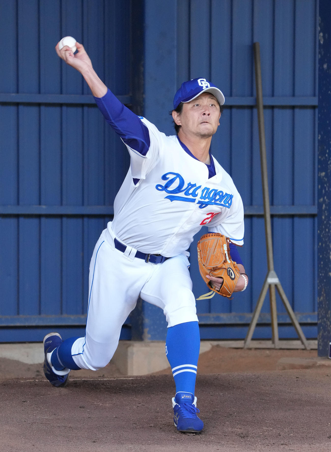 ブルペンに入り投球練習をする涌井（撮影・森本幸一）