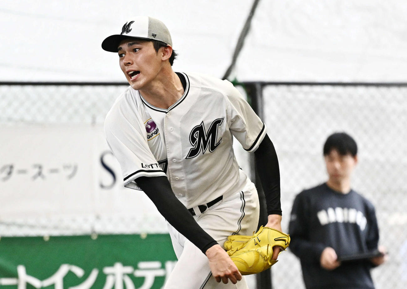 ブルペンで投球練習するロッテ佐々木（撮影・滝沢徹郎）