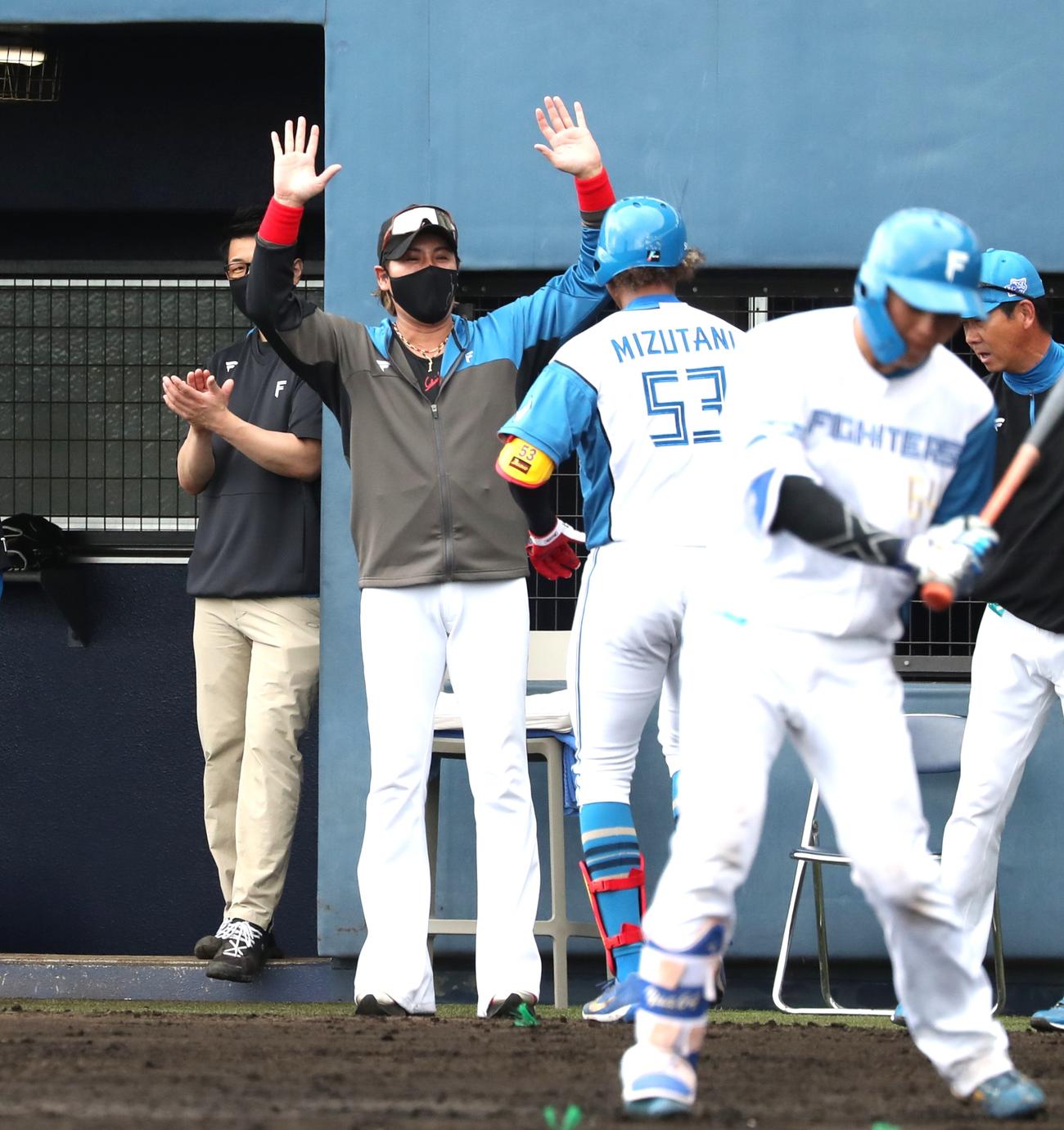 日本ハム紅白戦　2回裏白組1死、右中間に本塁打を放った水谷を出迎える新庄監督（撮影・黒川智章）