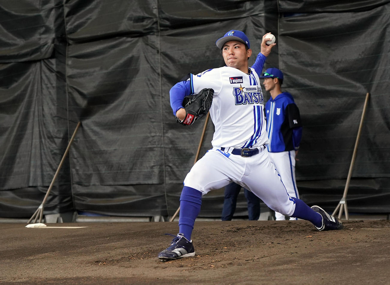 ブルペンで投げ込むDeNA東（撮影・たえ見朱実）