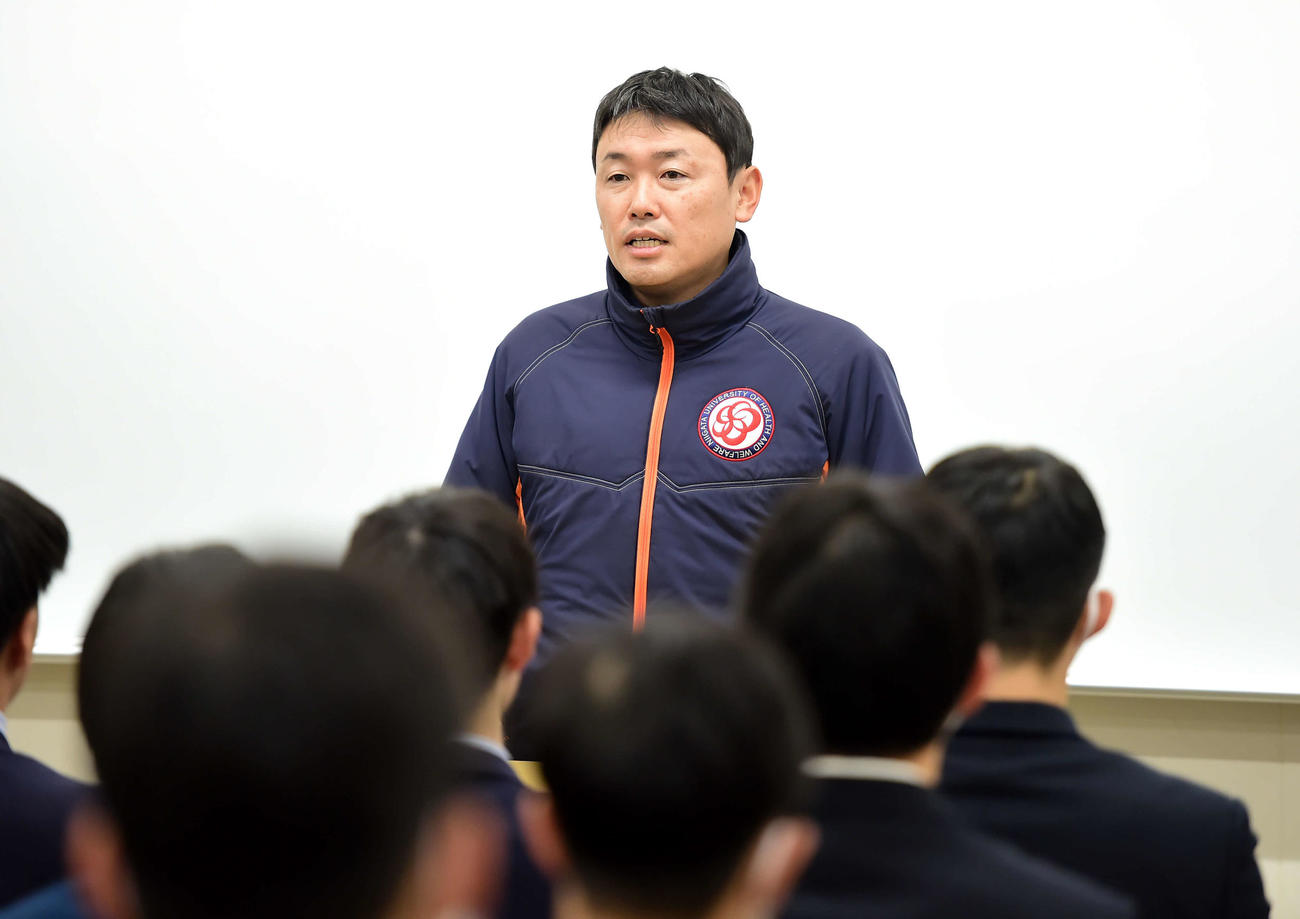 新入生オリエンテーションで話をする鵜瀬監督