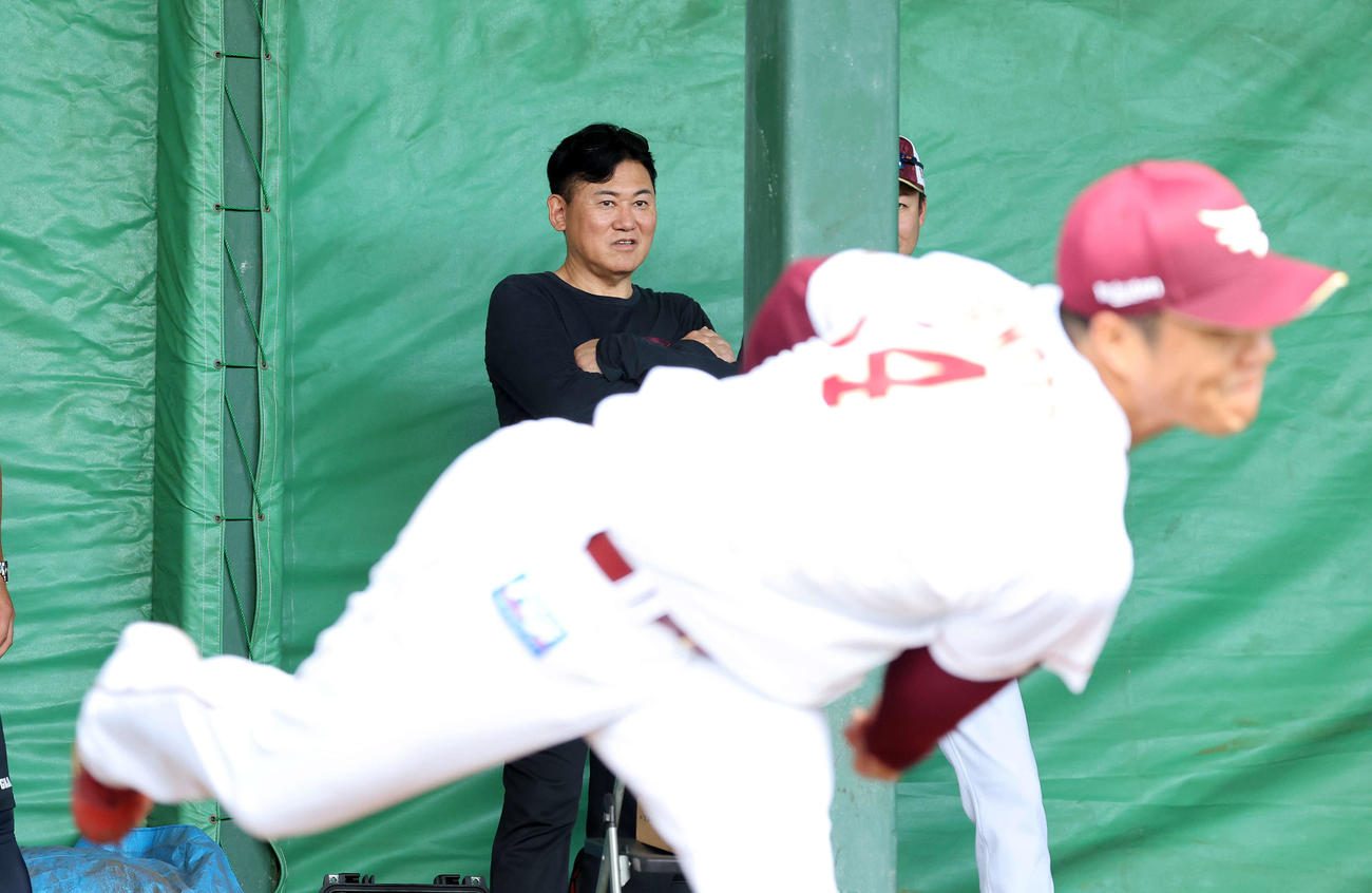 楽天則本昂大（手前）のブルペン投球を見る三木谷オーナー（撮影・鈴木正人）