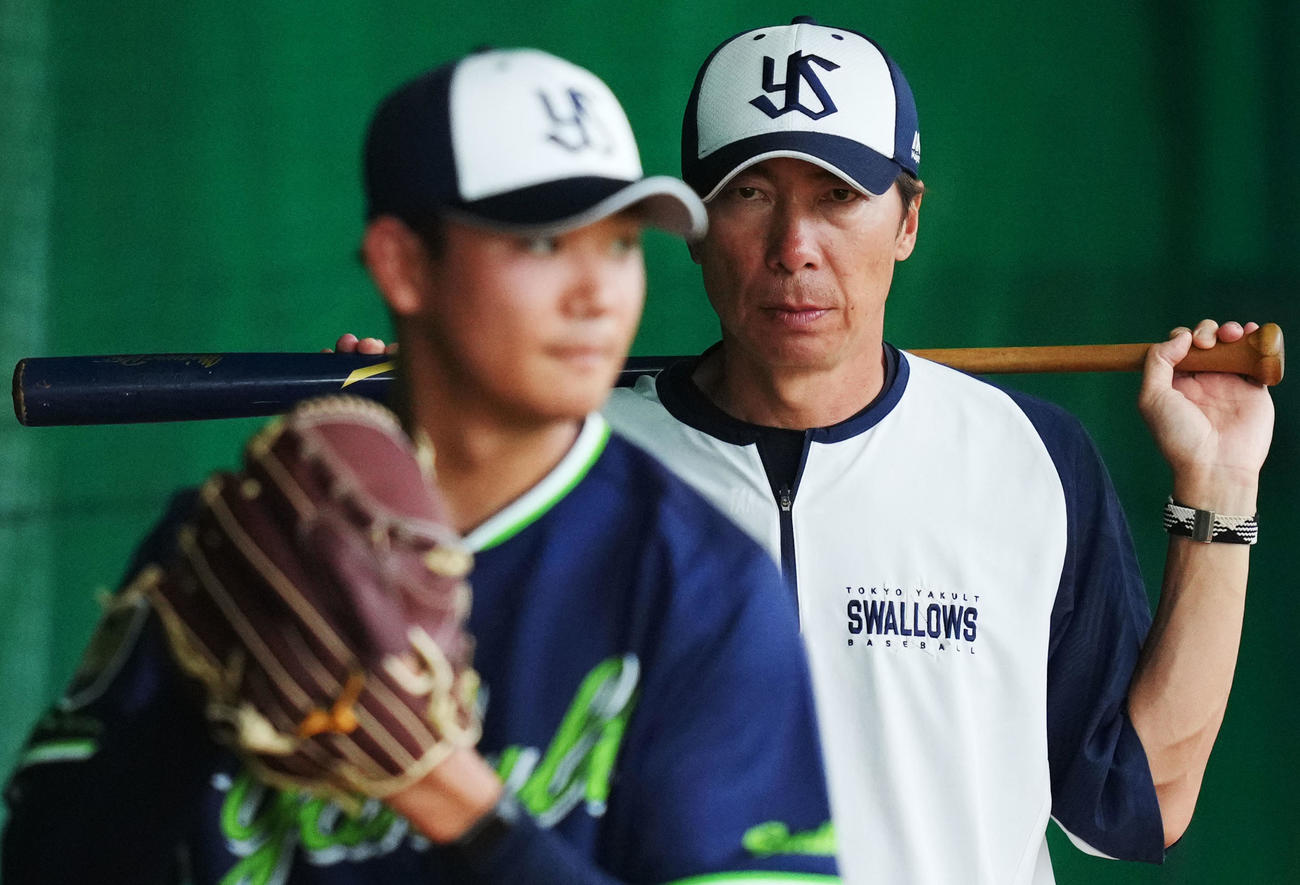 ヤクルト高津監督（右）の視線の先にはブルペンで投球練習をする奥川の姿が。今シーズンへの期待が目と表情からも伝わってくる（撮影・横山健太）