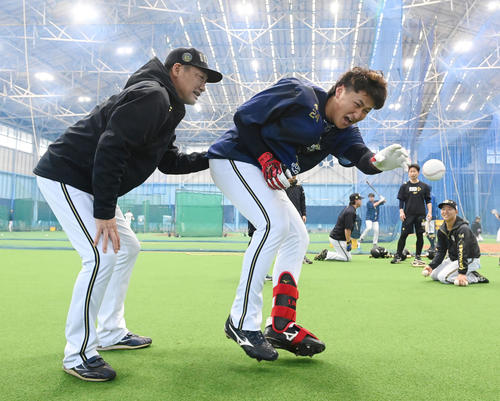 足腰の強化メニューで中嶋監督（左）のアシストに悲鳴を上げるオリックス紅林（撮影・和賀正仁）