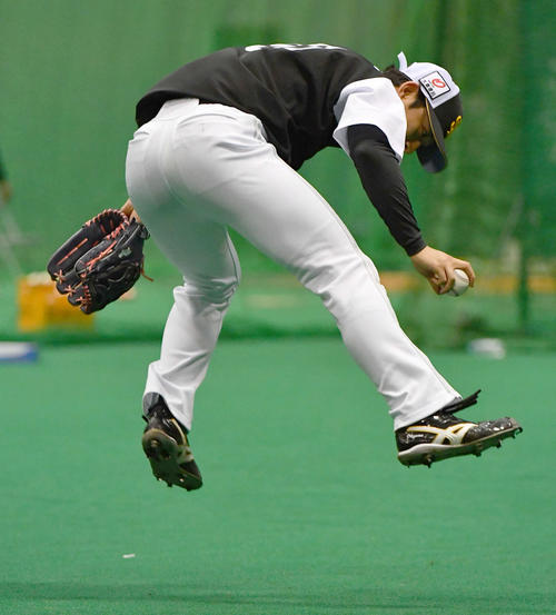 平面で投げ込み中のソフトバンク大山、足をすべらせてまさかの1回転。ケガなどは無さそうで安心しました（撮影・岩下翔太）