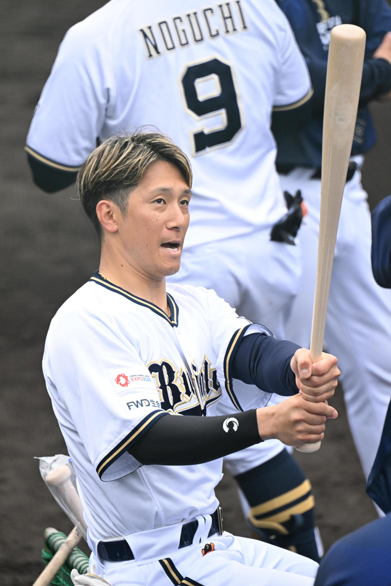 バットを見つめ気合を入れるオリックス西川（撮影・和賀正仁）