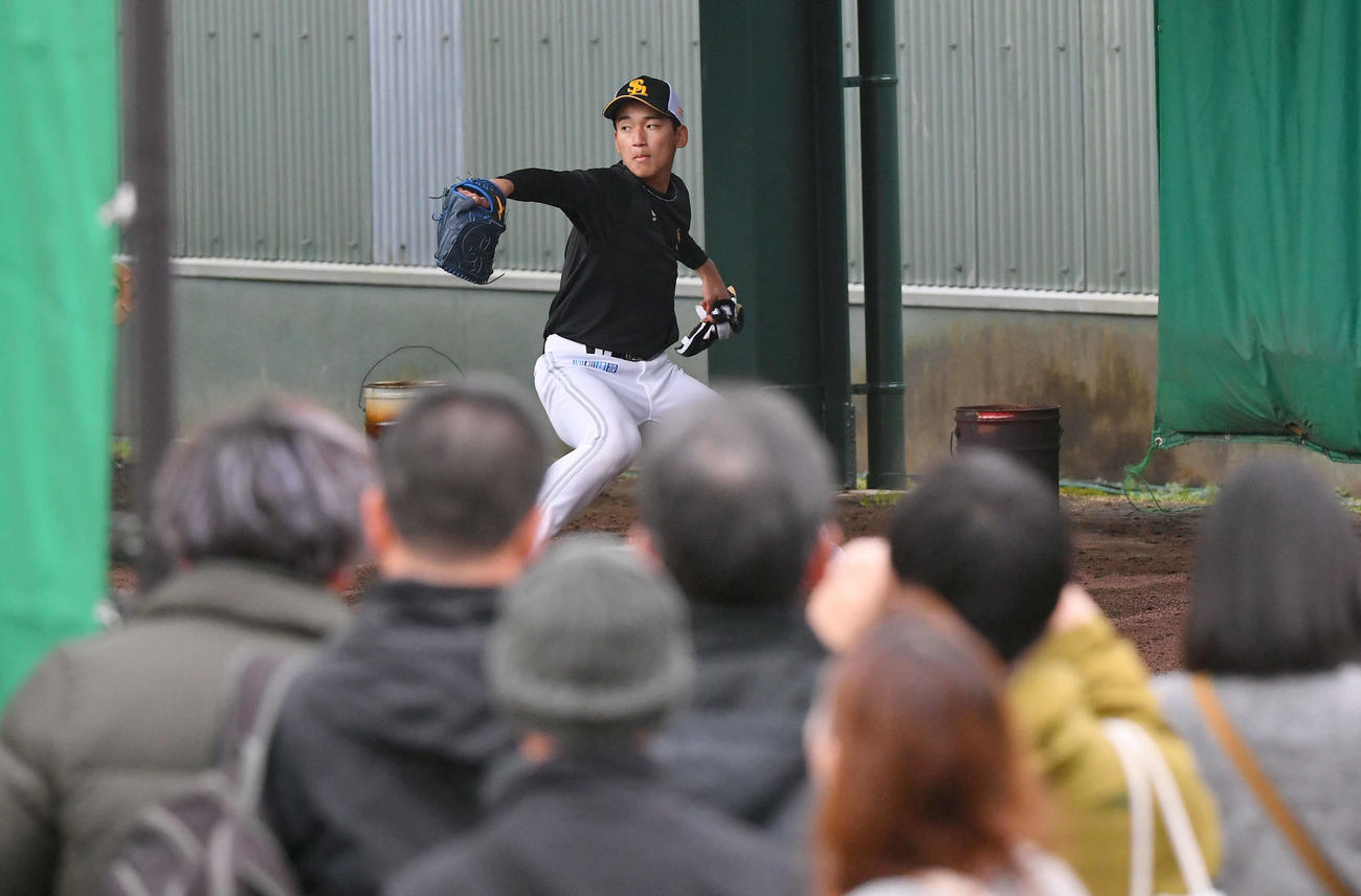 多くのファンが見つめる前でシャドーピッチングを行うソフトバンク前田悠（撮影・岩下翔太）