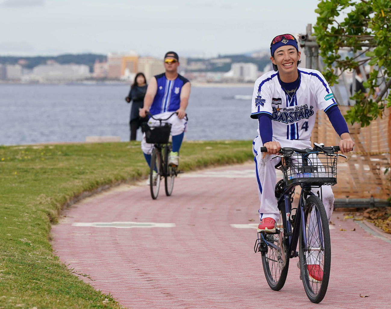 海岸に自転車で移動するDeNA度会（撮影・たえ見朱実）