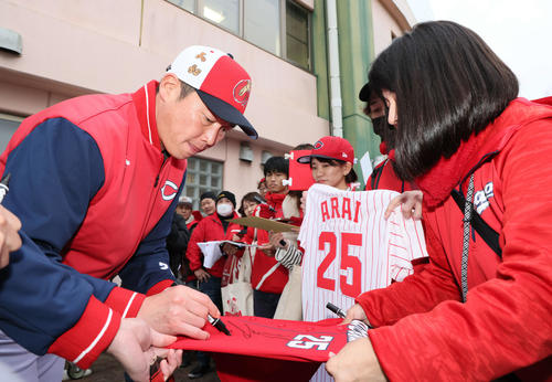 サイン会を開く広島新井監督（撮影・加藤孝規）