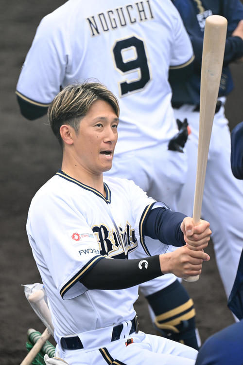 バットを見つめ気合を入れるオリックス西川（撮影・和賀正仁）