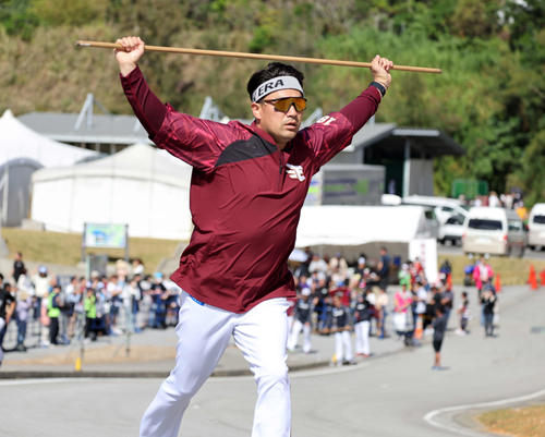 棒を手に坂道ダッシュする楽天田中将（撮影・鈴木正人）