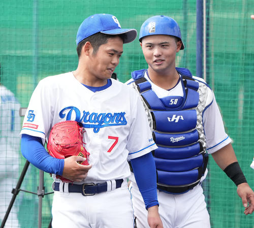 打撃投手登板後、石橋と言葉を交わす根尾（左）（撮影・森本幸一）