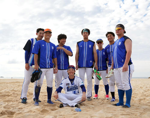 砂浜トレ終了で記念撮影に納まるDeNA度会（前列中央）。後列左から山本、林、石上、梶原、、勝又、牧（撮影・たえ見朱実）
