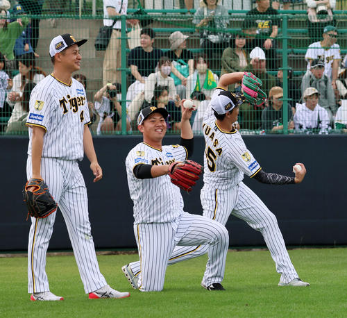 野球教室で子供の投げるボールを受ける桐敷の右で審判役を務め敷田審判員のマネを見せる湯浅。左は打者役の大竹（撮影・加藤哉）