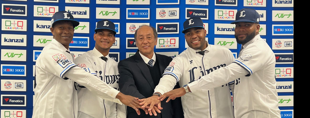 西武渡辺久信GM（中央）を囲む新外国人選手。左からヤン、アブレイユ、アギラー、コルデロ（撮影・金子真仁）