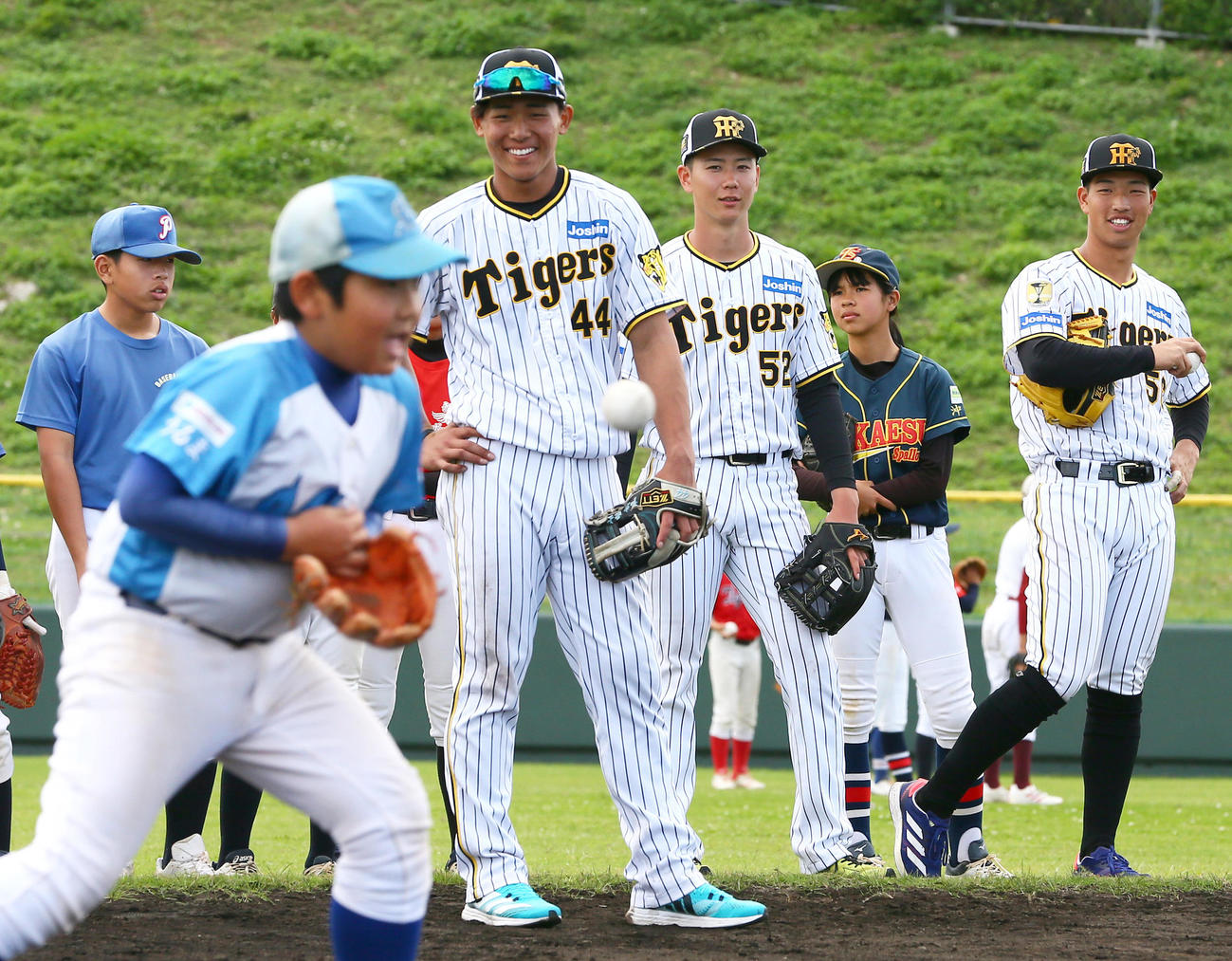 野球教室で子供たちとふれ合う、右から百崎、1人おいて山田、戸井（撮影・上山淳一）