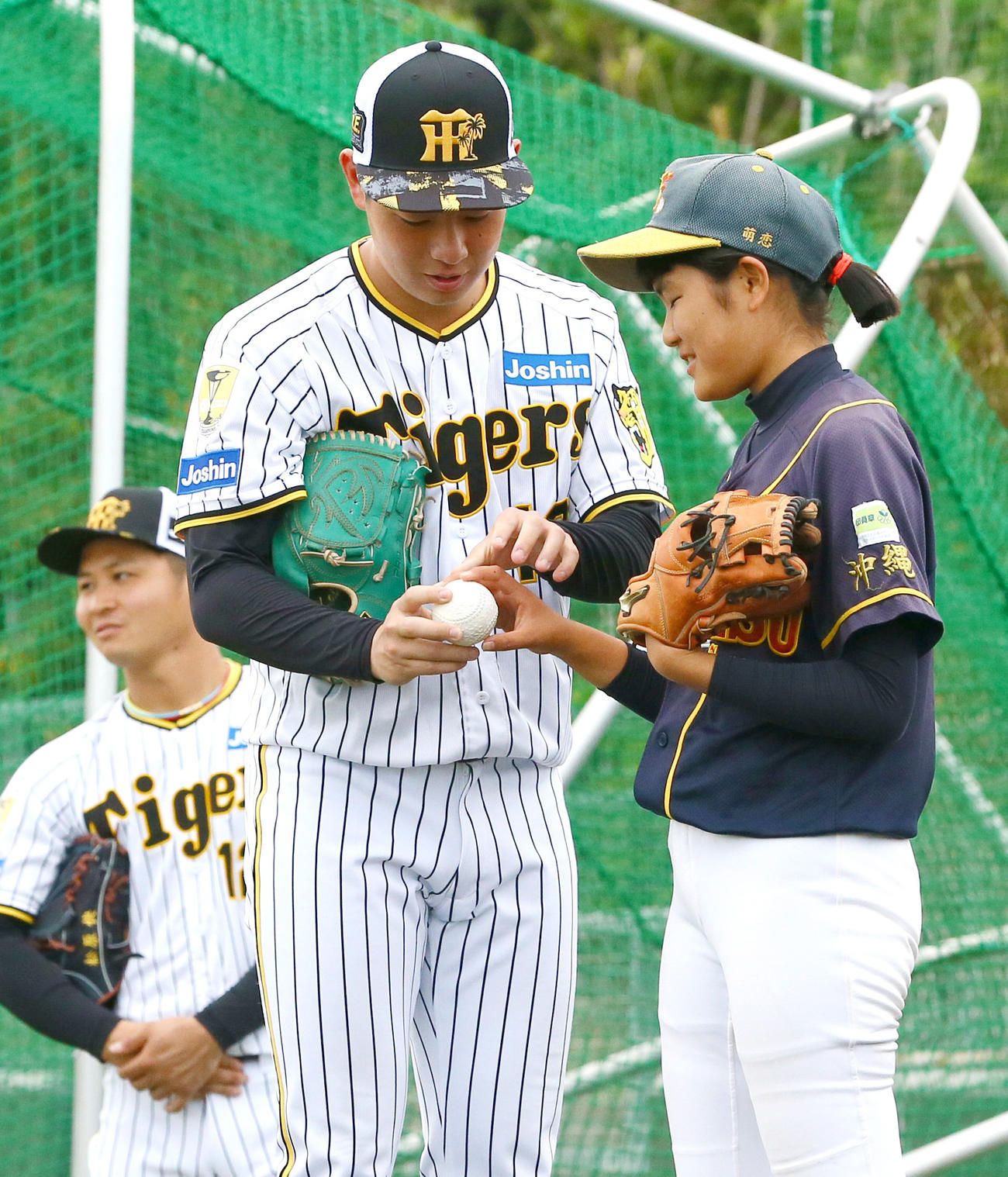 野球教室で握りを教える下村。左は松原（撮影・上山淳一）
