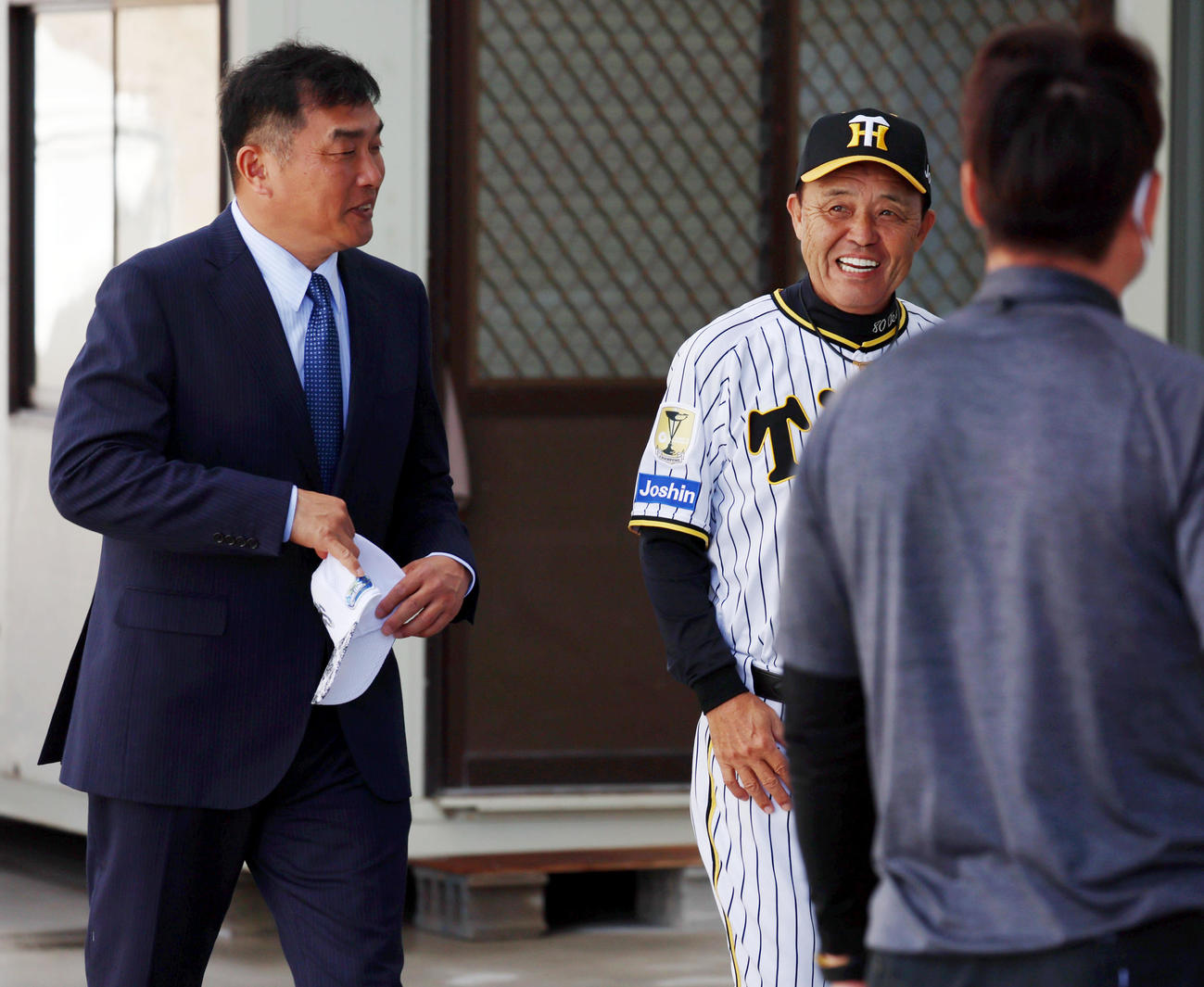 山本昌氏（左）と談笑する岡田監督（撮影・加藤哉）