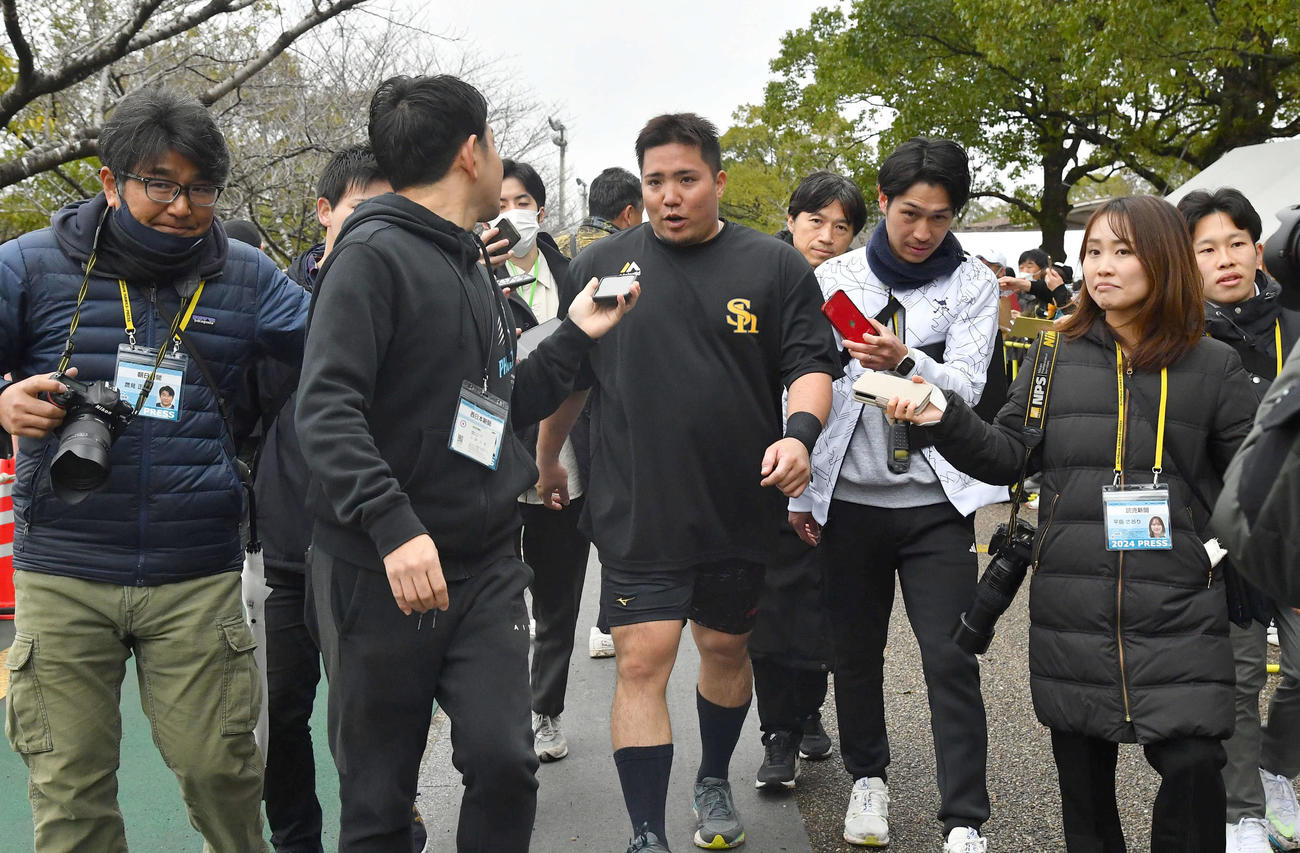 400メートル走を終えて引き揚げるソフトバンク山川（撮影・岩下翔太）
