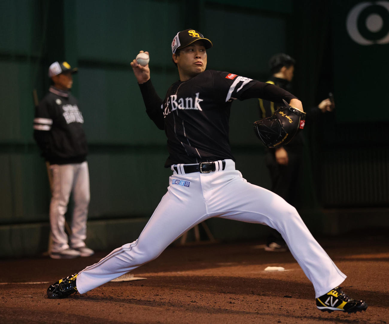 ブルペンに入った藤井は力強く投げ込む（撮影・梅根麻紀）
