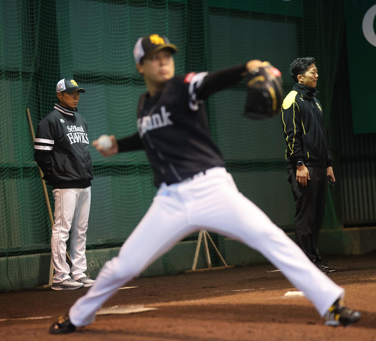 ブルペンに入った藤井は力強く投げ込む、後方は小久保監督（撮影・梅根麻紀）