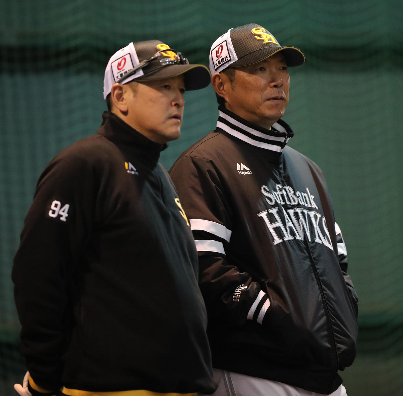 ブルペンで倉野コーチと話をする小久保監督（右）（撮影・梅根麻紀）