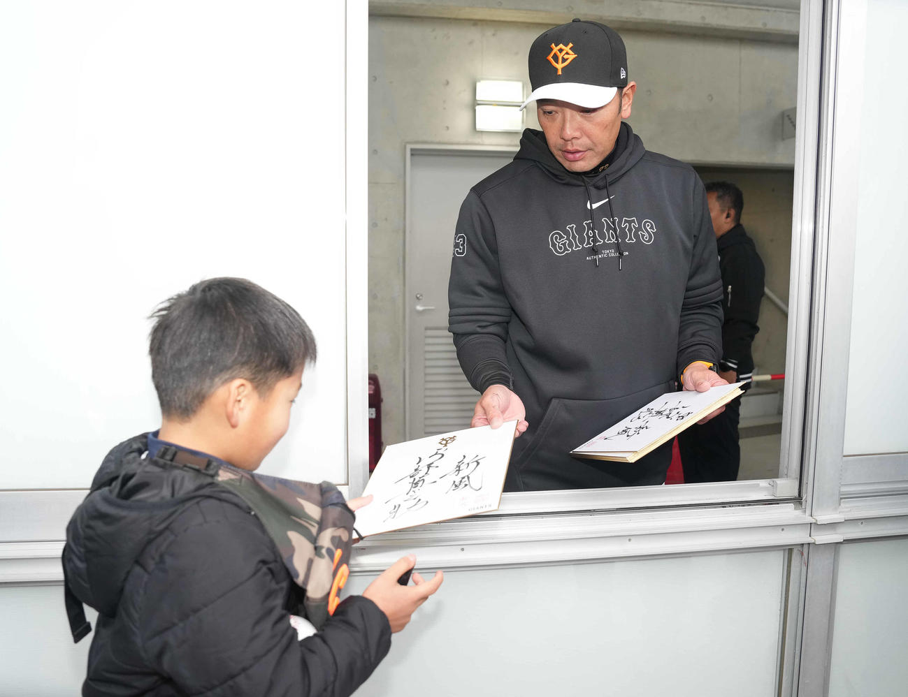 ファンにサインを渡す巨人阿部監督（撮影・鈴木みどり）