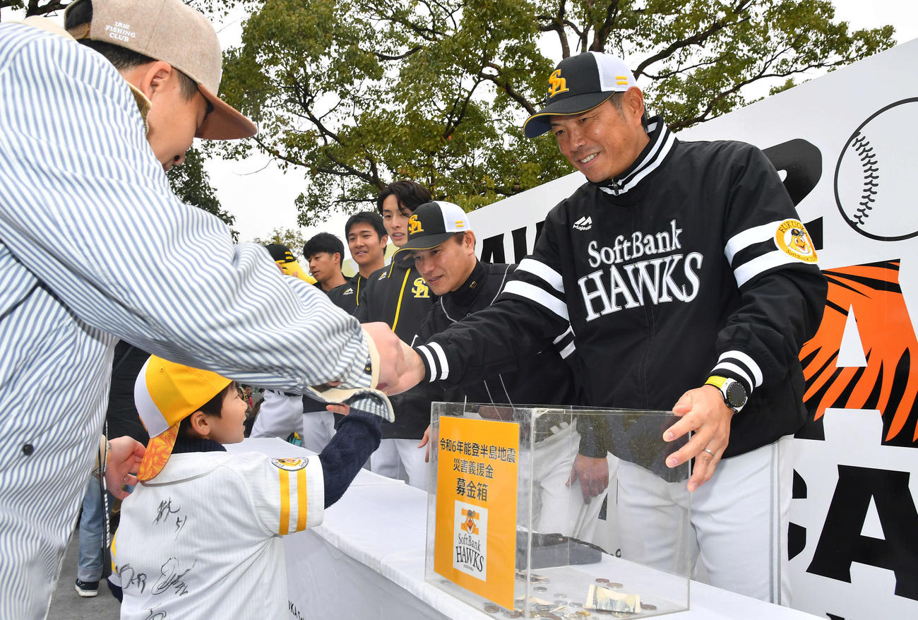 能登半島地震災害義援金の募金の呼びかけを行った、右からソフトバンク小久保監督、村松コーチ、周東、柳町、板東（撮影・岩下翔太）