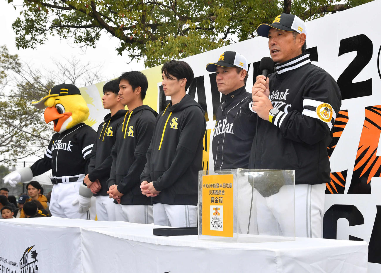 能登半島地震災害義援金の募金の呼びかけを行ったソフトバンク小久保監督（右端）と、左から板東、柳町、周東、村松コーチ（撮影・岩下翔太）