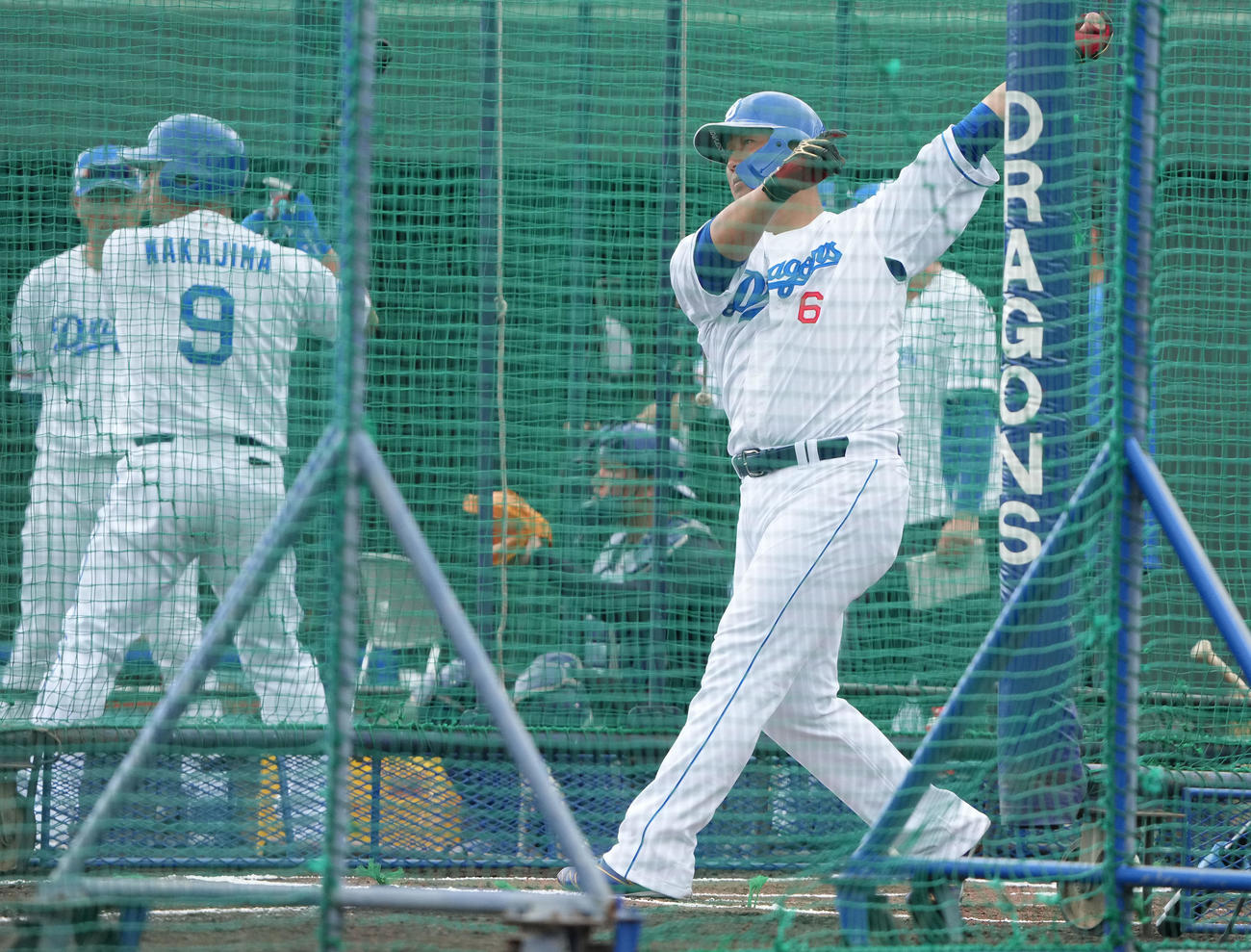フリー打撃練習をする中田（撮影・森本幸一）