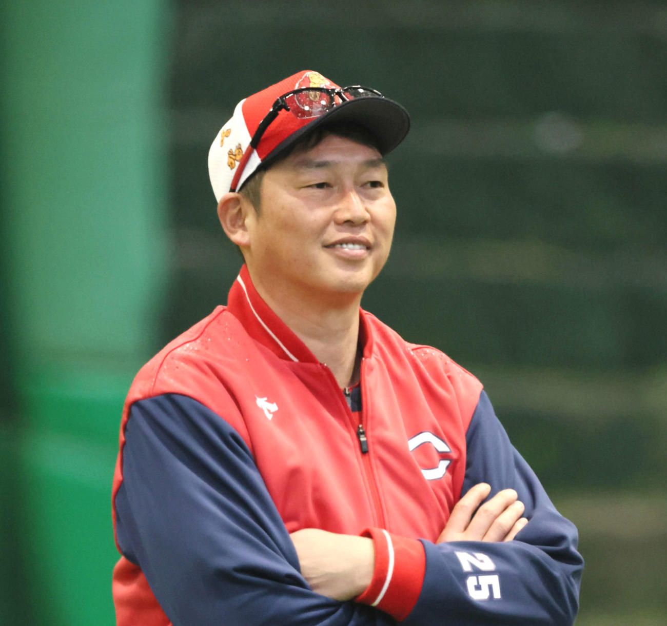 3日、練習を見守る広島新井監督