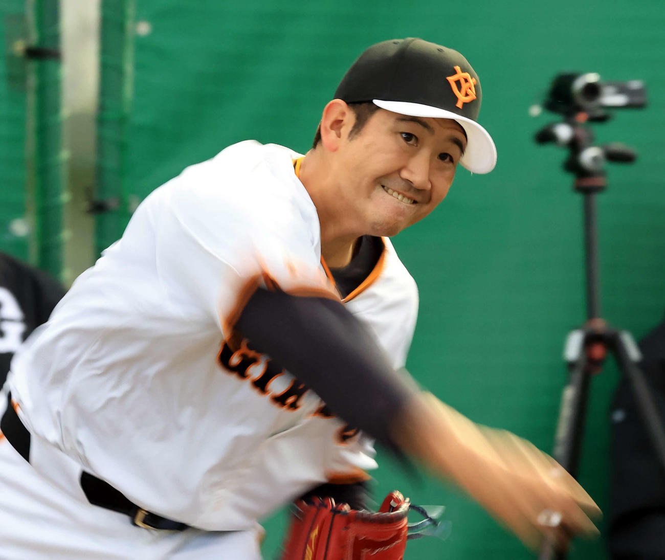 ブルペン投球で気合の入った表情で投げ込む巨人菅野（撮影・浅見桂子）