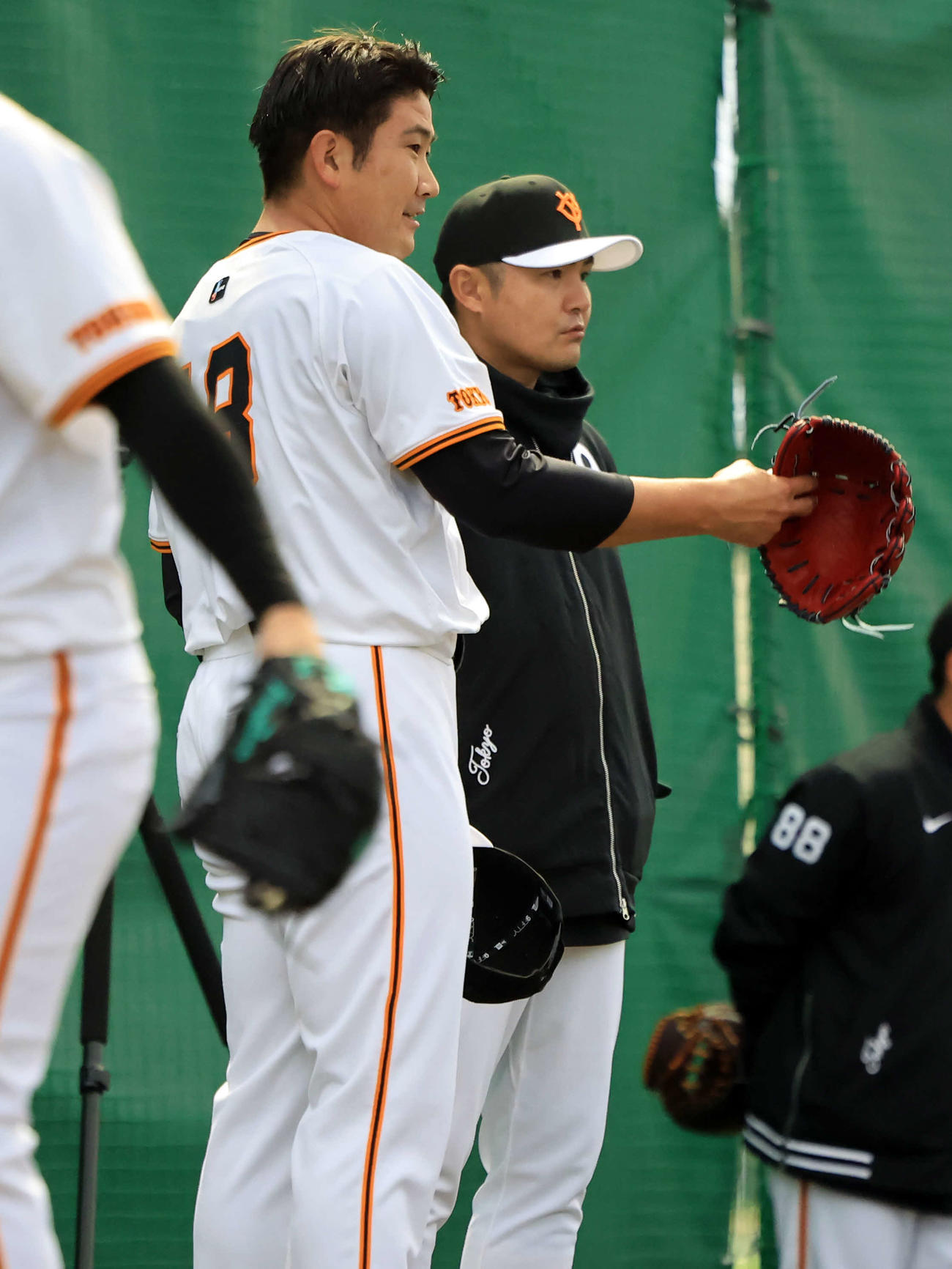 ブルペン投球後、巨人杉内投手コーチ（右）と話す菅野（撮影・浅見桂子）