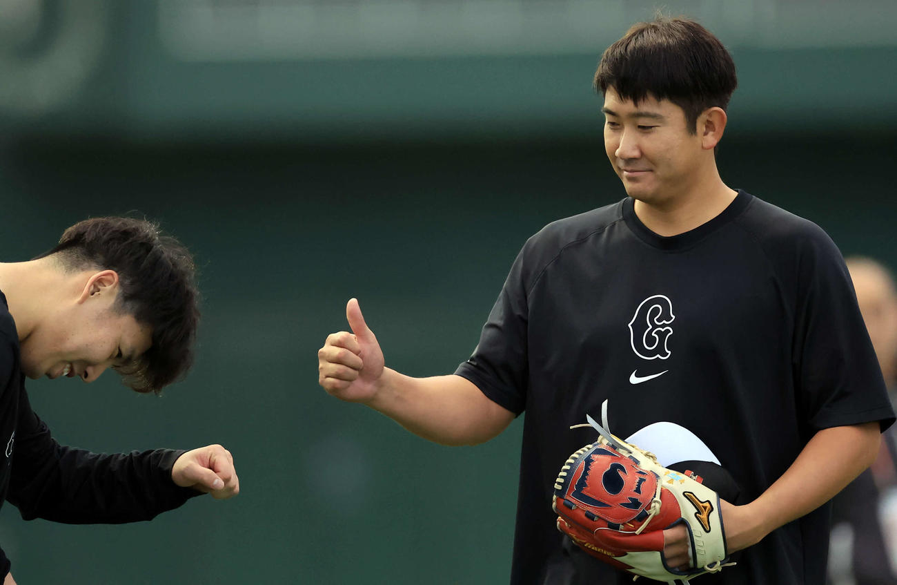 練習中、巨人菅野（右）は馬場にサムズアップ（撮影・浅見桂子）