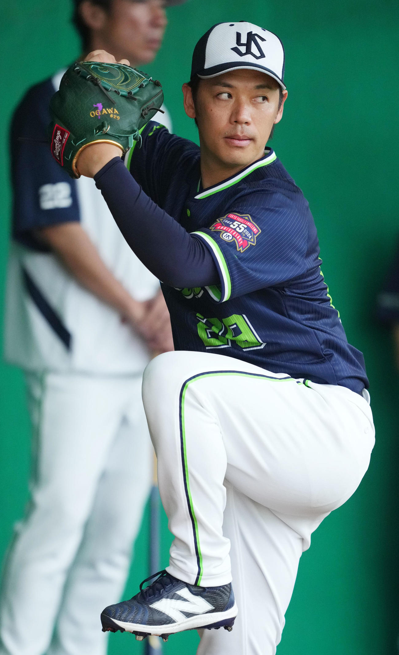 ブルペンで投球練習をするヤクルト小川（撮影・横山健太）