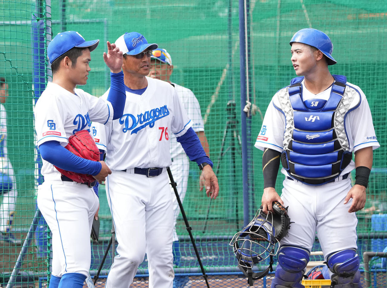 打撃投手登板後、言葉を交わす（左から）根尾、大塚投手コーチ、石橋（撮影・森本幸一）