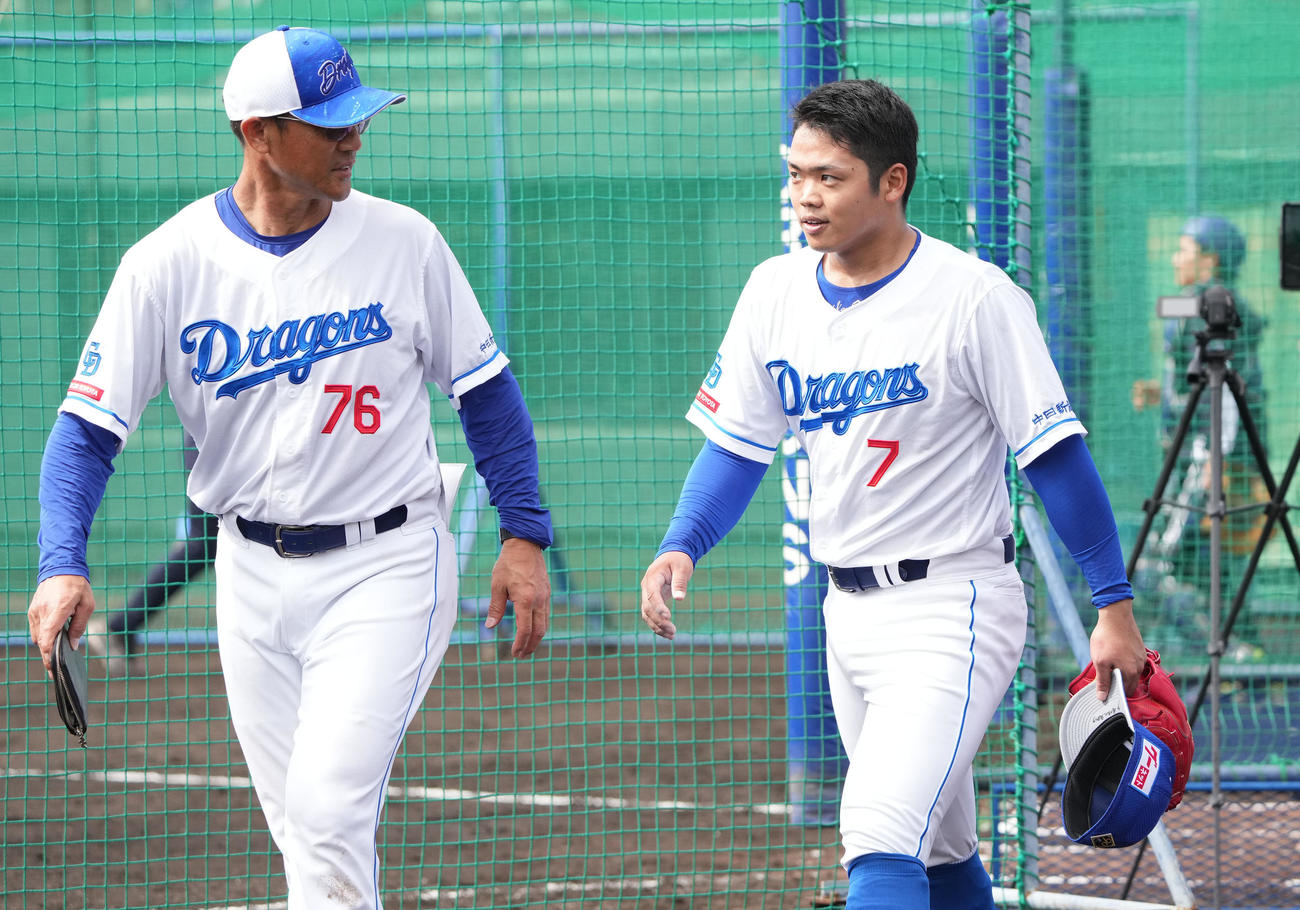 打撃投手登板後、言葉を交わす（左から）大塚投手コーチと根尾（撮影・森本幸一）