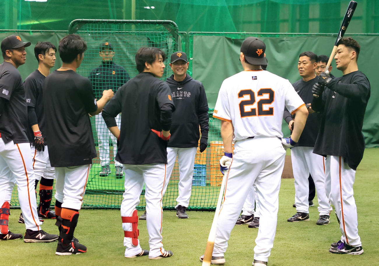 打撃練習を終えた巨人梶谷（右）らを集め笑顔を見せる桑田2軍監督（中央）（撮影・浅見桂子）