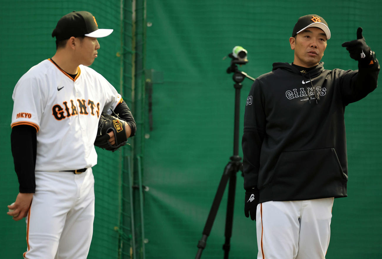 ブルペンで巨人馬場（左）に声をかける阿部監督（撮影・浅見桂子）