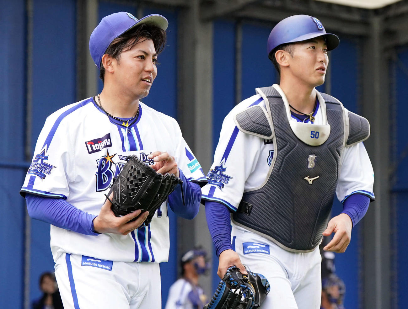 山本（右）とバッテリーを組みブルペンで投げ込みを行ったDeNA東（撮影・たえ見朱実）