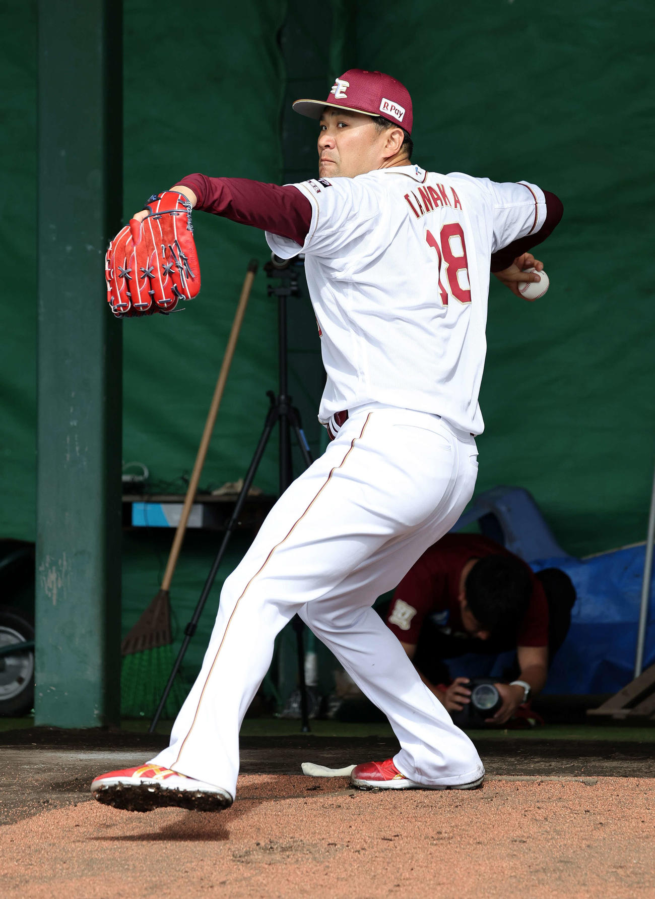 ブルペン投球する楽天田中将（撮影・鈴木正人）