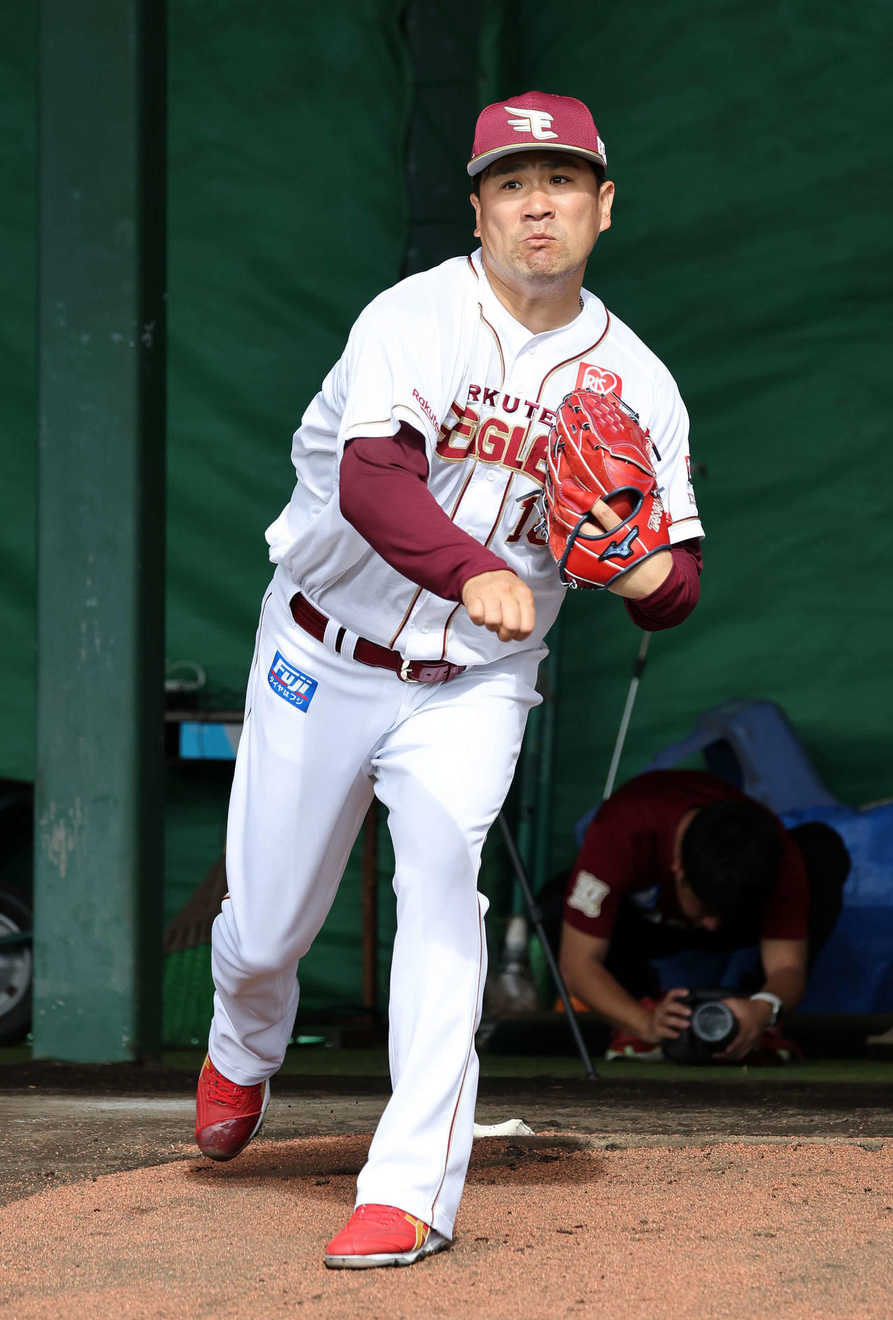 ブルペン投球する楽天田中将（撮影・鈴木正人）