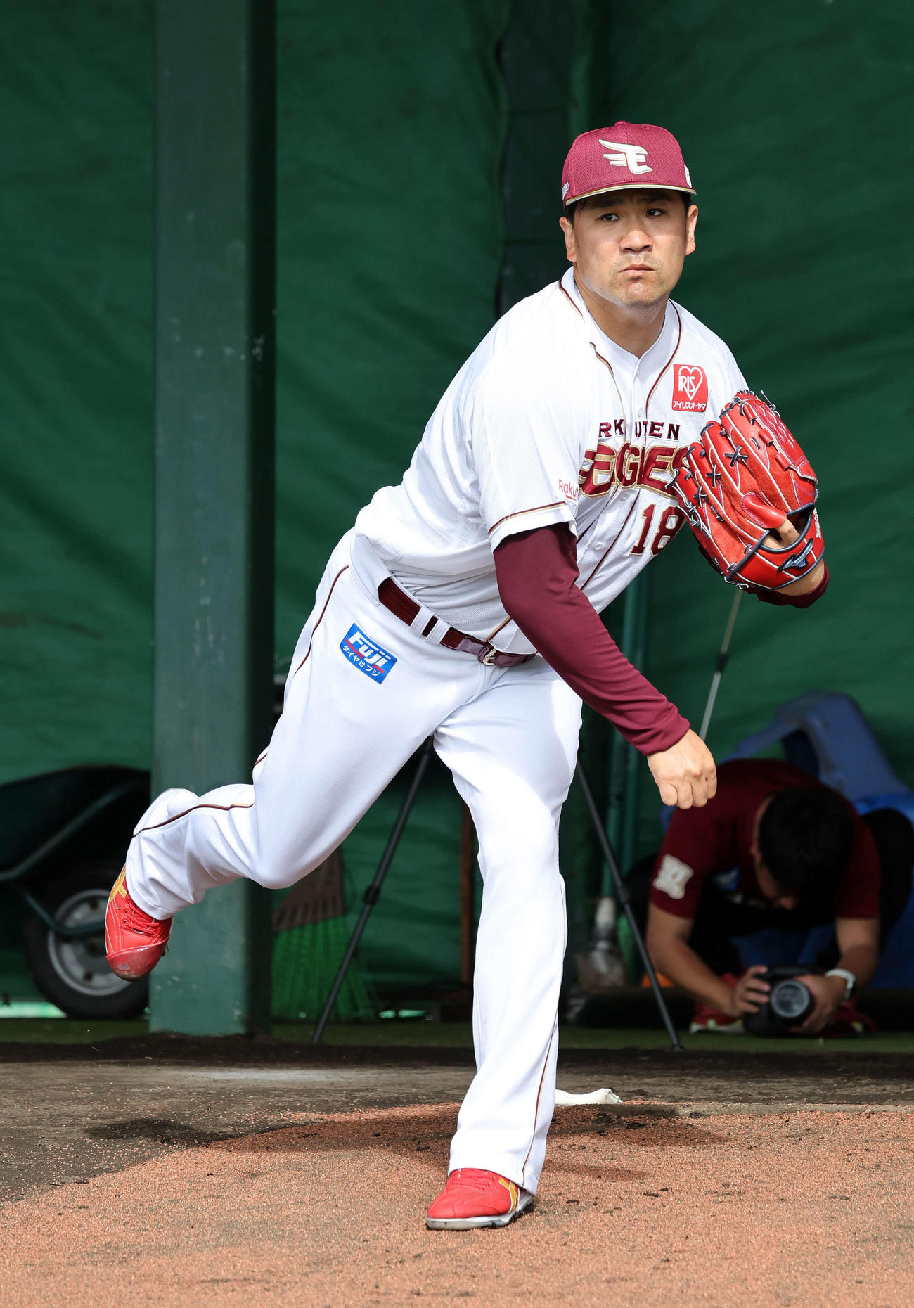 ブルペン投球する楽天田中将（撮影・鈴木正人）